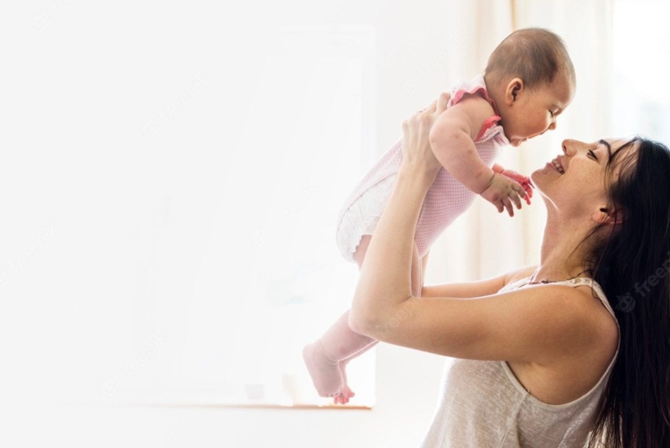 mom-holding-her-baby-air (1) (1)